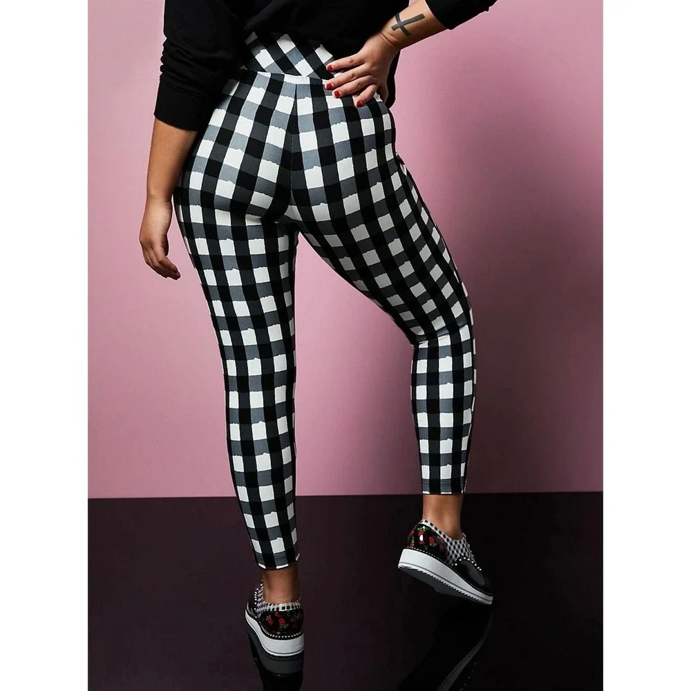 Torrid Betsey Johnson Buffalo Plaid Pull-On Crop Pants Size 5 Plus Black White